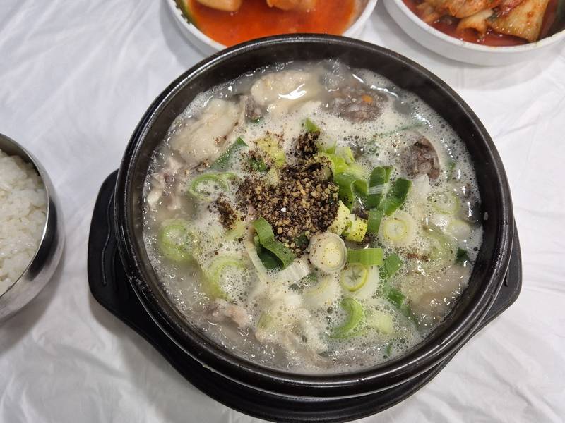 파와 들깨가루를 올린 순대국밥
