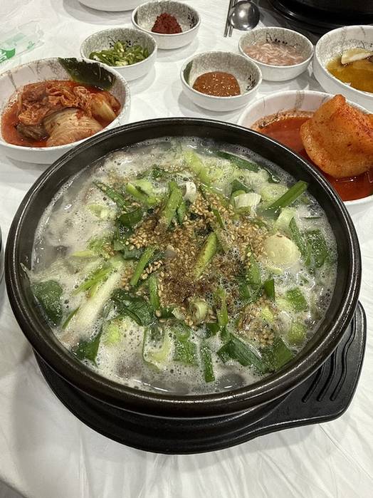 부추를 올린 순댓국과 반찬