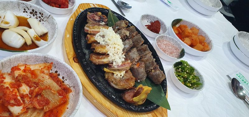 철판 순대 모둠과 김치, 반찬