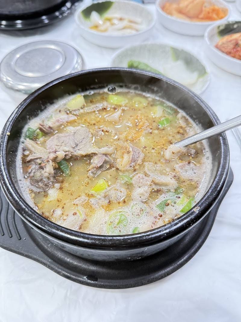 뚝배기에 펄펄 끓여 나온 순대국과 밑반찬